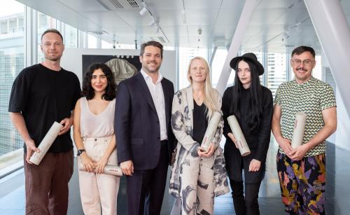 Preisvergabe STRABAG Artaward International 2023 v.l.n.r.: Peter Cvik, Samira Homayouni, Klemens Haselsteiner (CEO STRABAG SE), Jósefina Alanko, Liza Libenko, Grzegorz Siembida, Foto: Eva Kelety